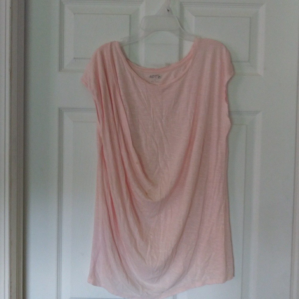 Womens peachy/ pink sleeveless slub knit shirt.